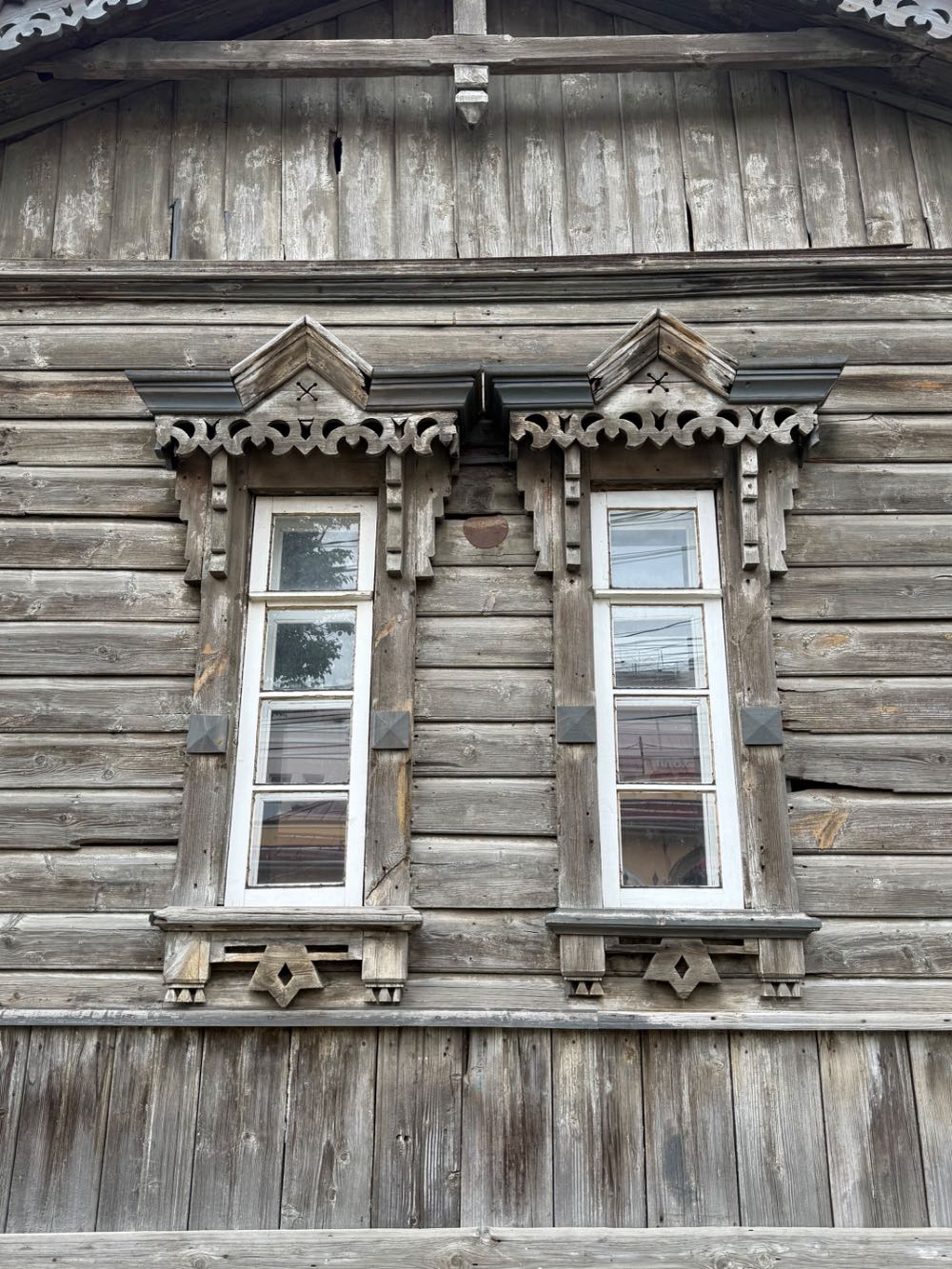 Окошки на старой водоразборной будке — деталь города в Туле